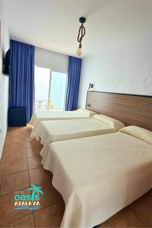 Quarto Triplo com pátio — Hotel Oasis Atalaya