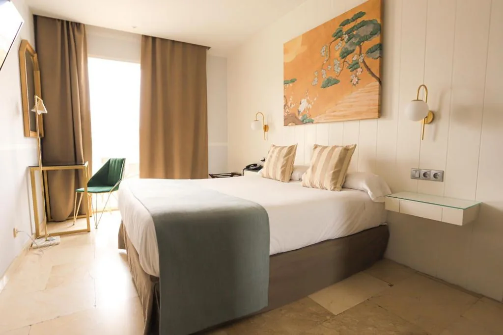 Doppelzimmer mit Balkon und Parkplatz — Hotel Oasis con parking incluido