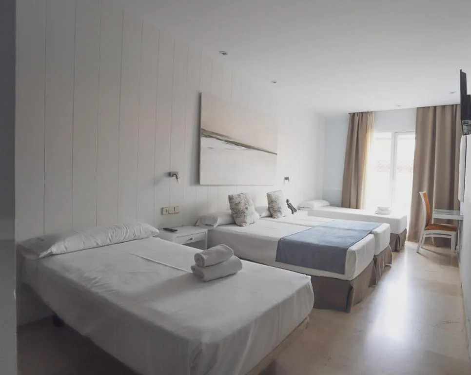 Familienzimmer mit Parkplatz — Hotel Oasis con parking incluido