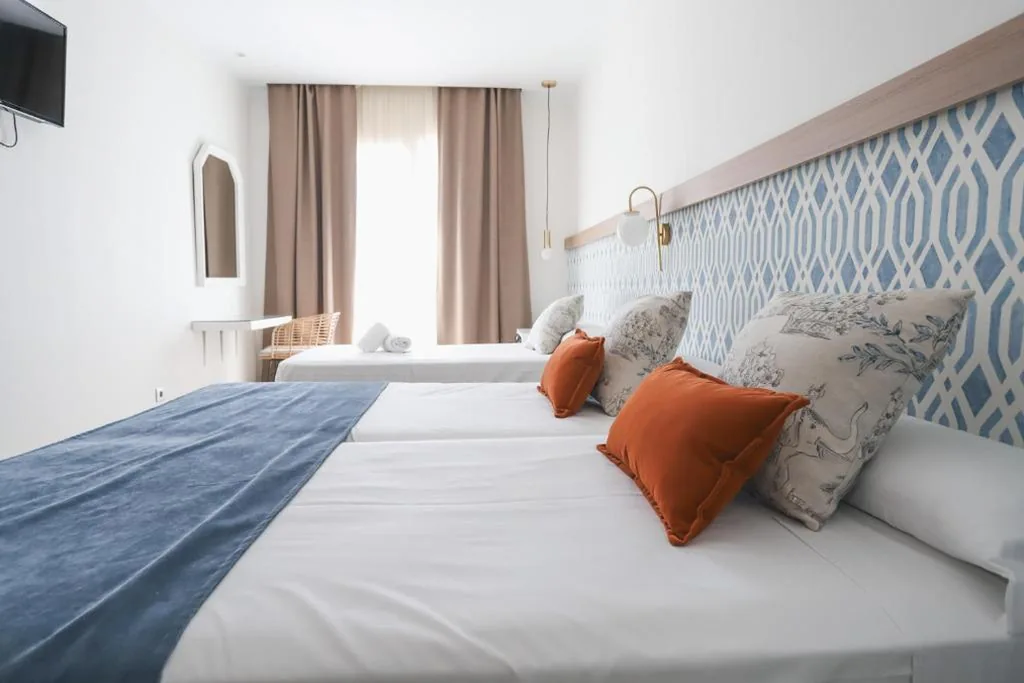 Familienzimmer mit Parkplatz — Hotel Oasis con parking incluido