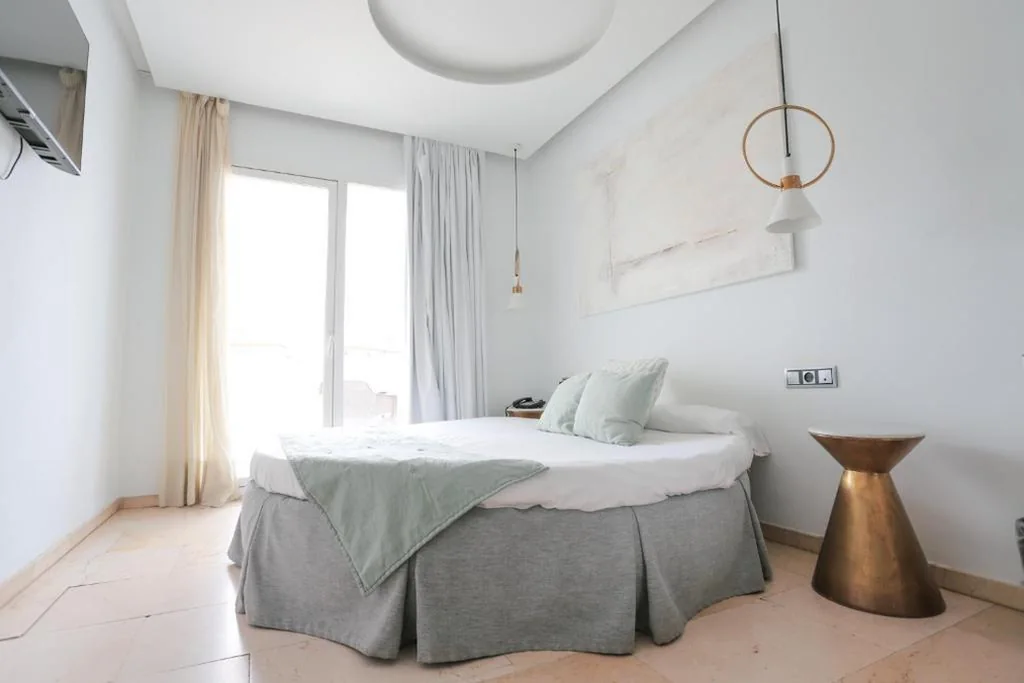 Romantic Room with parking — Hotel Oasis con parking incluido