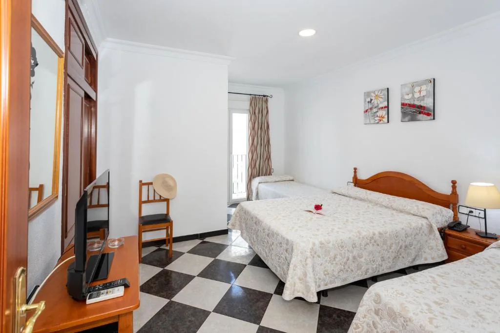 Quarto Familiar (2 adultos e 2 crianças) — Hotel Oasis