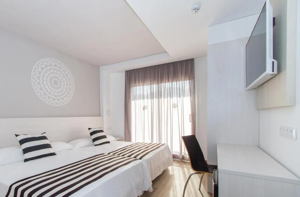 Habitación Cuádruple Estándar — Hotel Oasis Park Splash