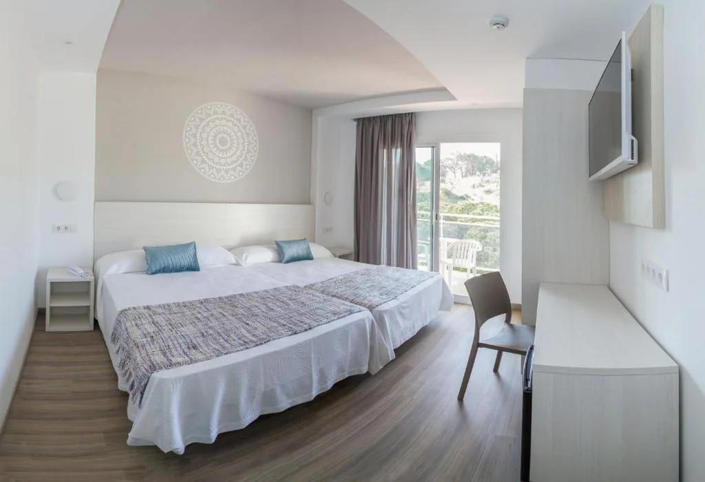 Habitación Triple (2 adultos + 1 niño) — Hotel Oasis Park Splash