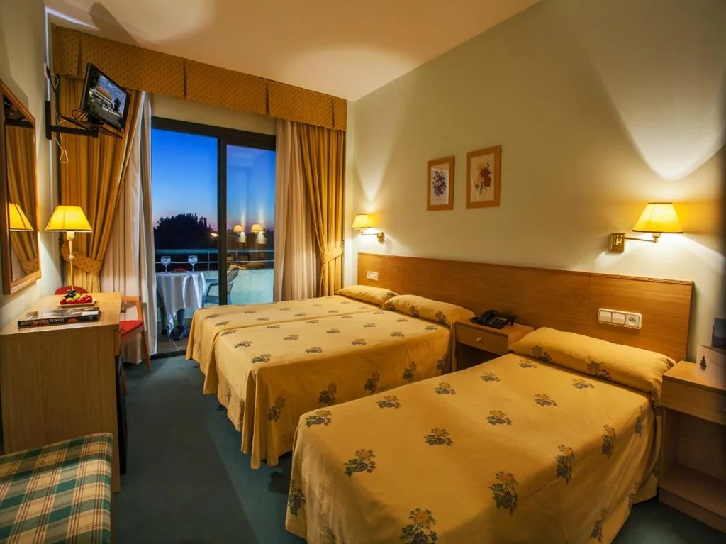 Camera doppia con letto supplementare - 1 o 2 letti (2 adulti + 1 bambino) — Hotel Oca Vermar
