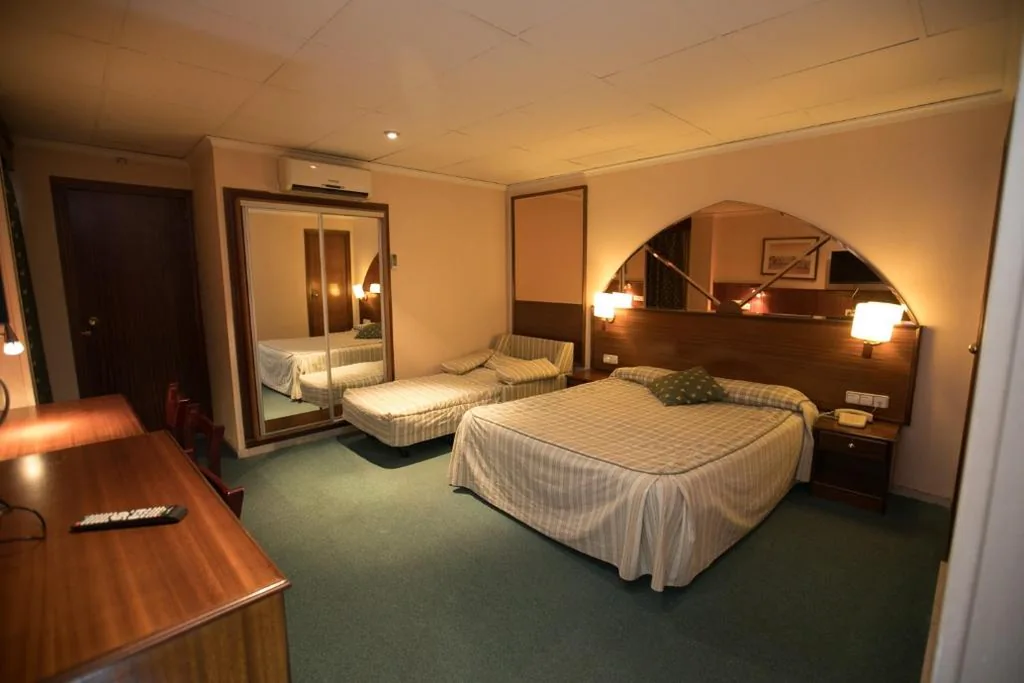 Habitación Cuádruple Clásica — Hotel Odon