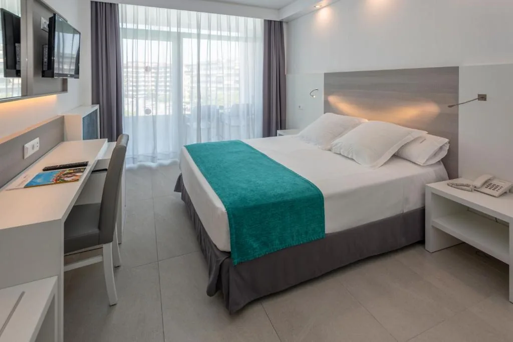 Habitación Doble con vistas a la piscina — Hotel Olympus Palace