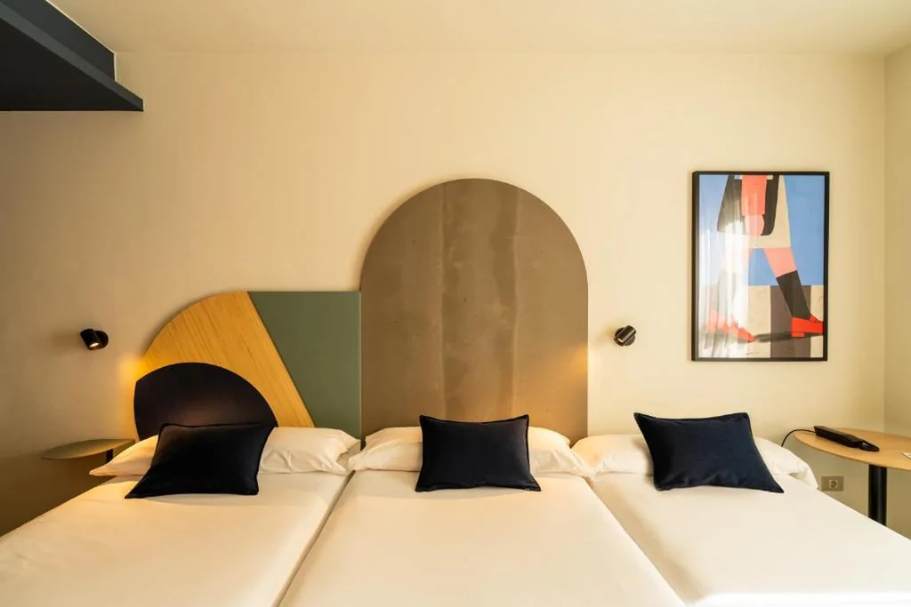 Quarto Duplo com cama extra - 2 camas — Hotel Onix Fira