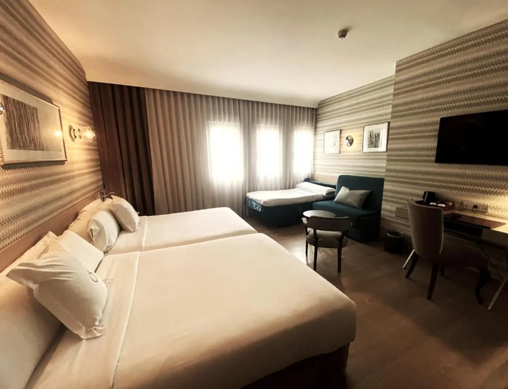 Habitación Triple — Hotel Opera