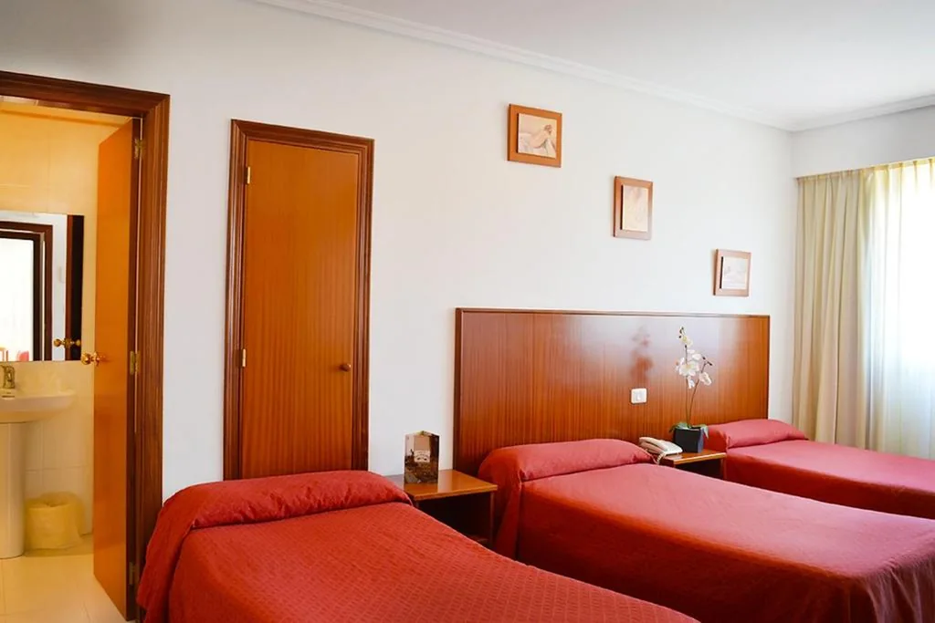 Camera doppia con letto supplementare — Hotel Os Caracoles