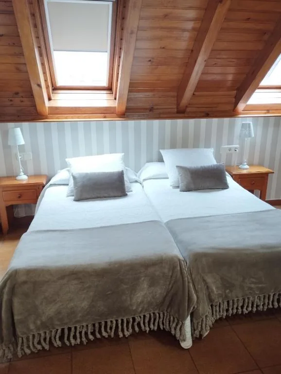 Habitación Triple con bañera — Hotel Ostau d'Òc