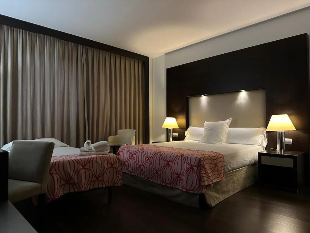 Tweepersoonskamer (2 volwassenen + 1 kind) — Hotel Palacio Albacete & SPA