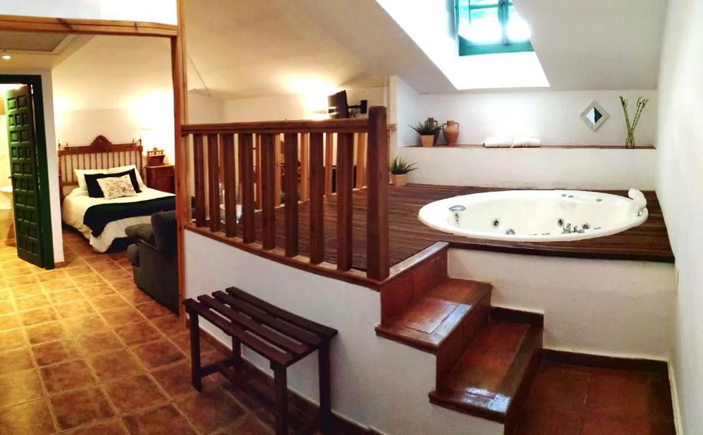 Suite con bañera de hidromasaje — Hotel Palacio Buenavista
