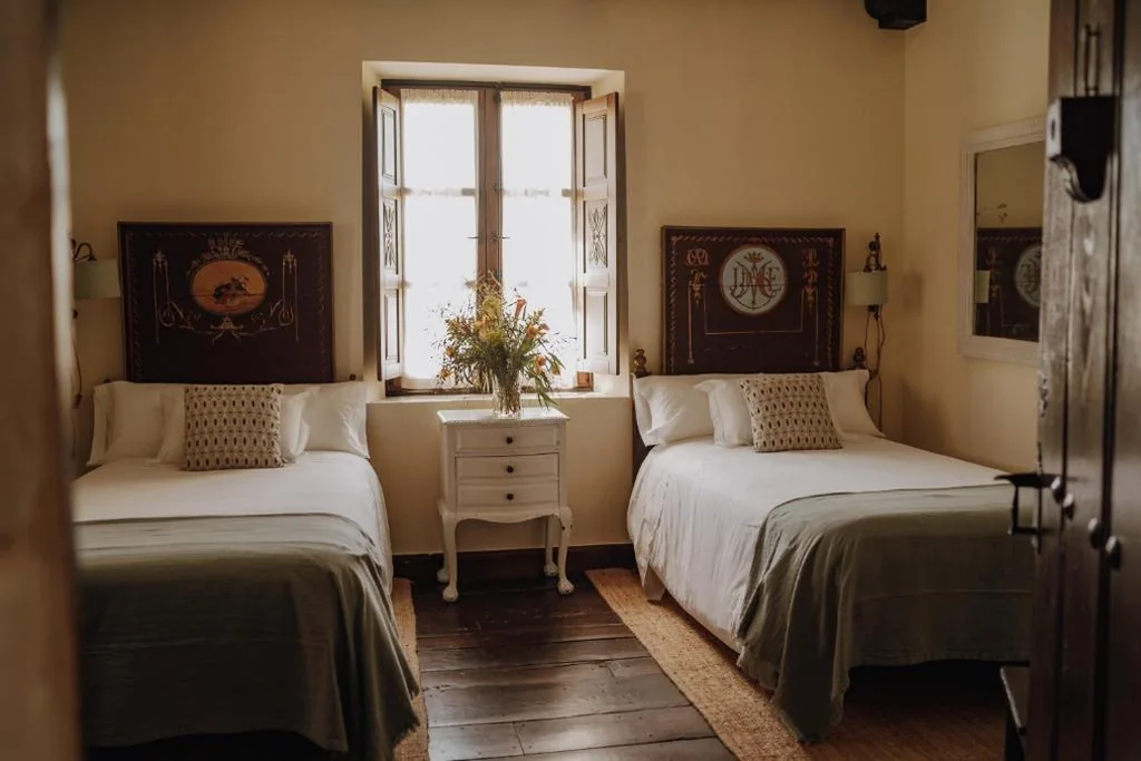 Quarto Duplo com 2 Camas Individuais — Hotel Palacio de Caranceja