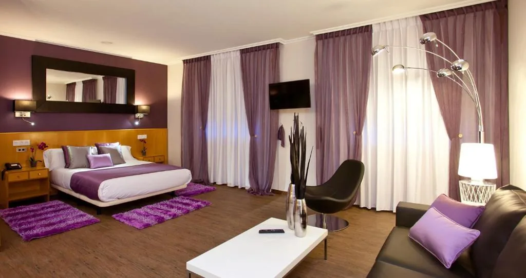 Estudio Doble Deluxe con sofá — Hotel Palacio de Cristal