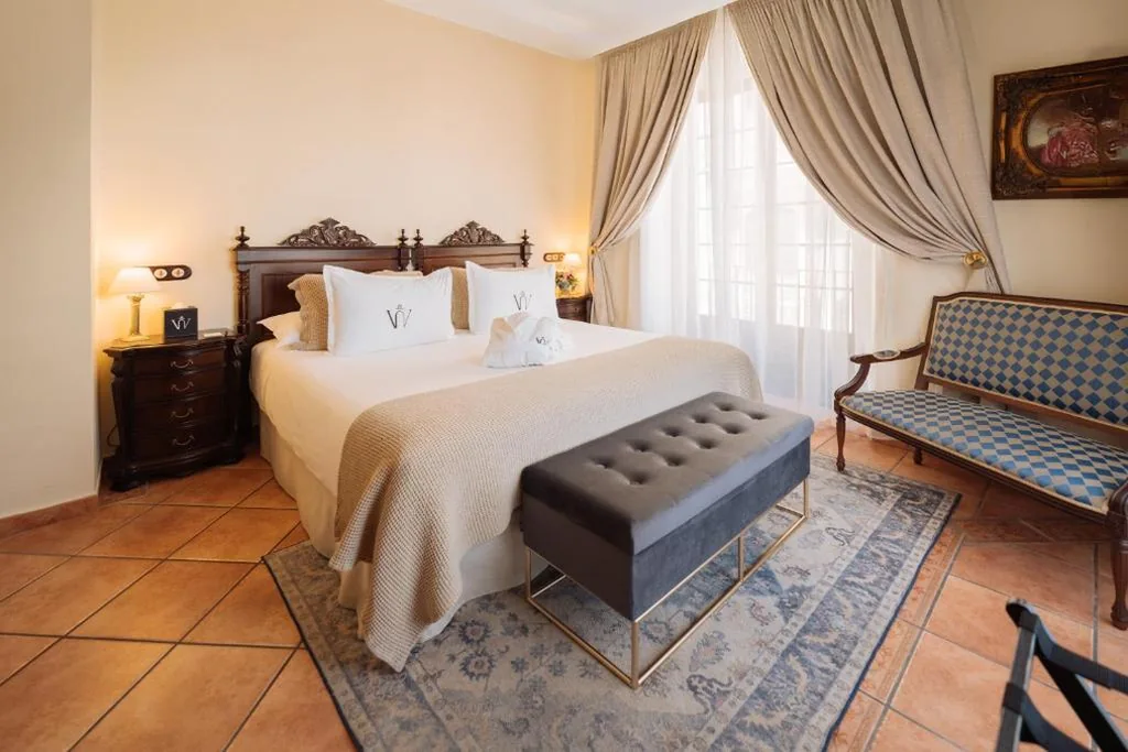 Habitación Doble Superior con vistas a la ciudad — Hotel Palacio de Hemingway