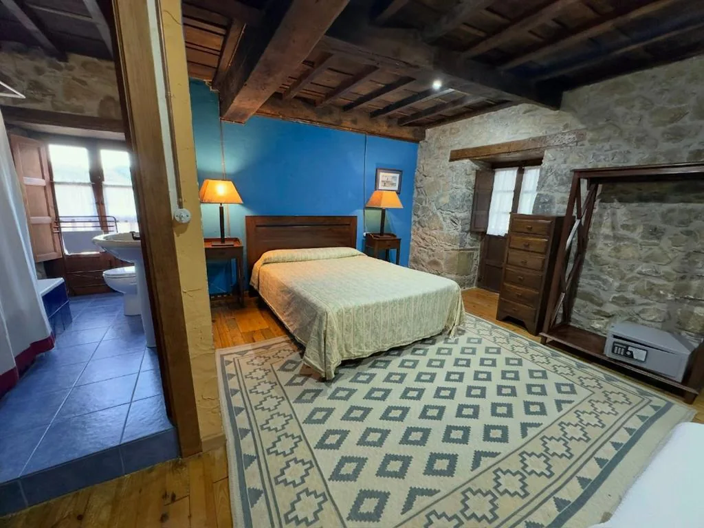 Habitación Triple — Hotel Palacio de Libardon