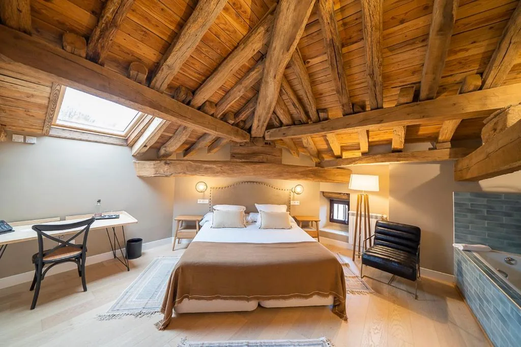 Suite con vasca idromassaggio — Hotel Palacio De Luko