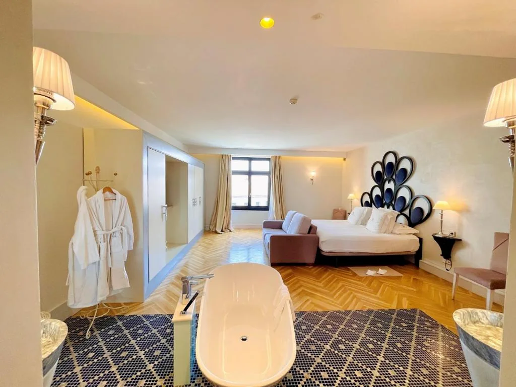Suite Junior Familiar 3 (3 adultos) — Hotel Palacio De Úbeda 5 G.L