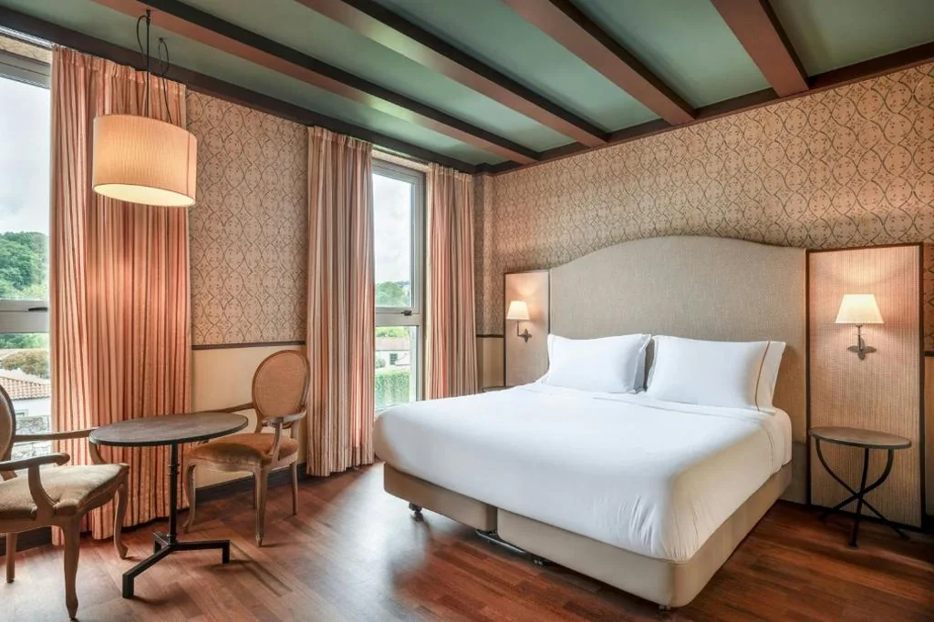 Habitación con cama extragrande y vistas al jardín — Hotel Palacio del Carmen, Autograph Collection