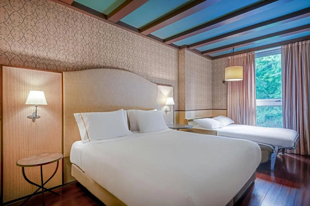 Habitación Familiar Deluxe con cama extragrande — Hotel Palacio del Carmen, Autograph Collection