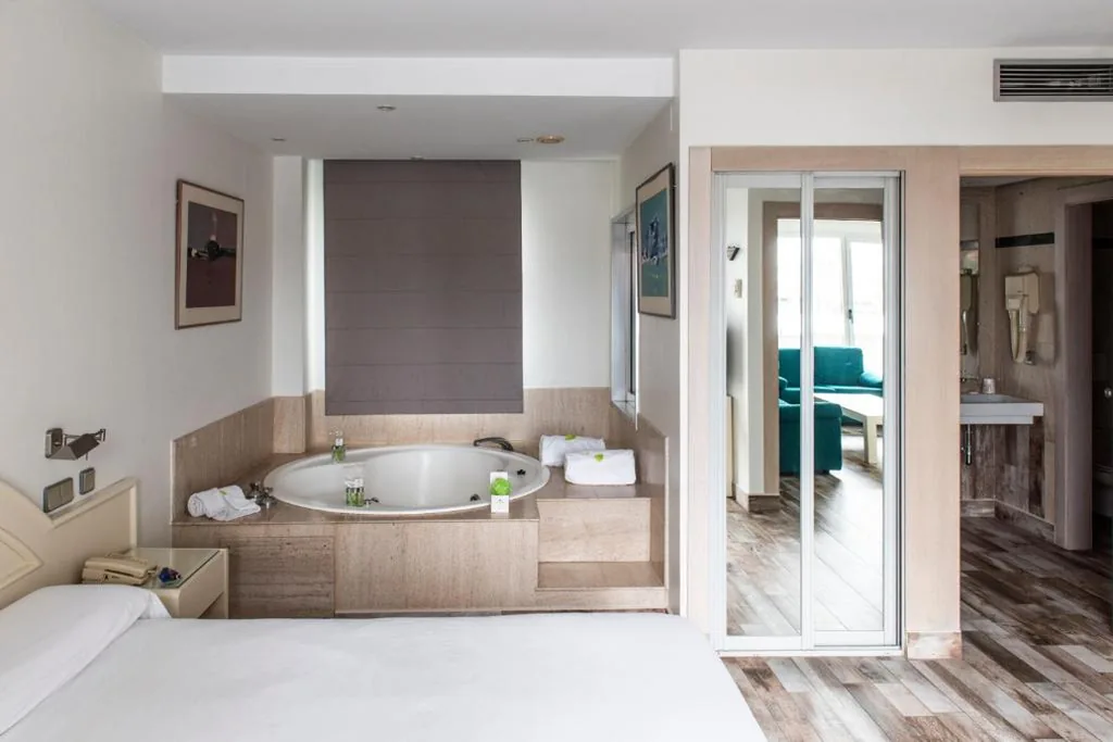 Suite con vasca idromassaggio — Hotel Palacio del Mar