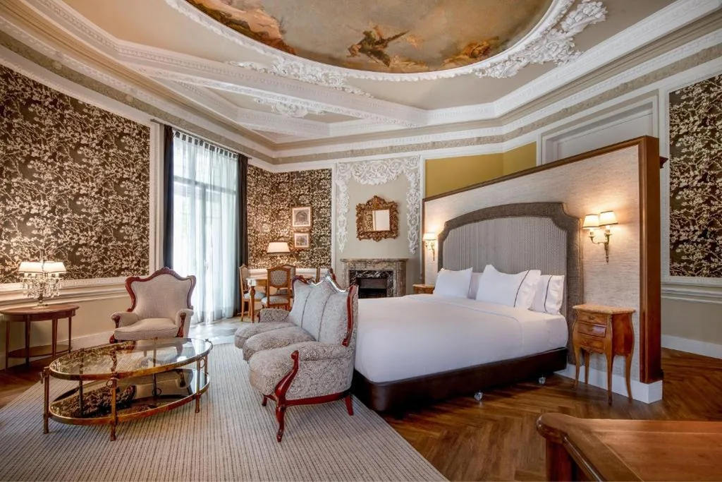 Suite Esquinera con vistas al parque - 1 cama extragrande — Hotel Palacio del Retiro, Autograph Collection