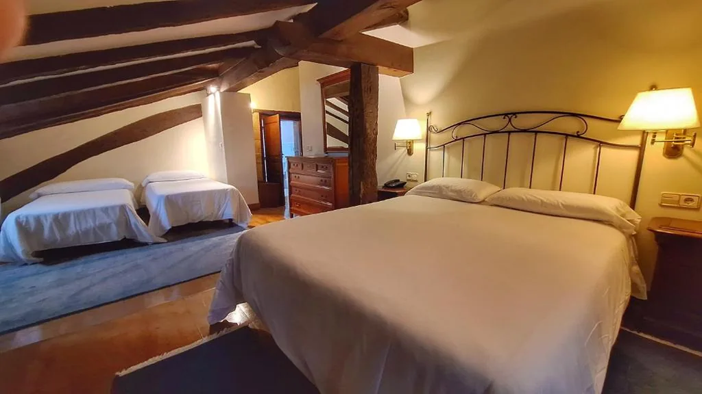 ファミリールーム（大人2名と子ども2名） — Hotel Palación de Toñanes