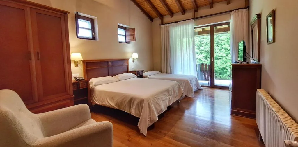 テラス付きトリプルルーム — Hotel Palación de Toñanes