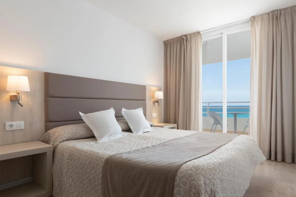 Chambre familiale avec vue sur la mer (2 adultes + 2 enfants) — Hotel Palia Sa Coma Playa