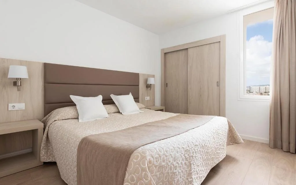 Chambre familiale avec vue sur la mer (3 adultes + 1 enfant) — Hotel Palia Sa Coma Playa