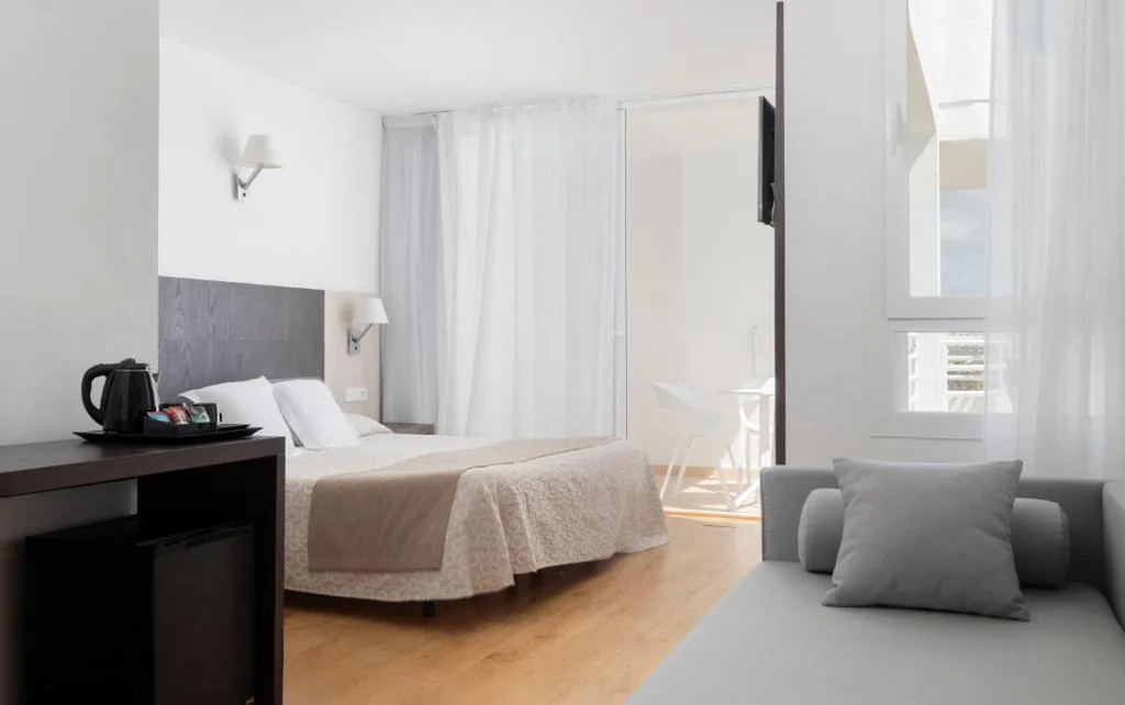 Chambre triple avec vue sur la mer (2 adultes + 1 enfant) — Hotel Palia Sa Coma Playa