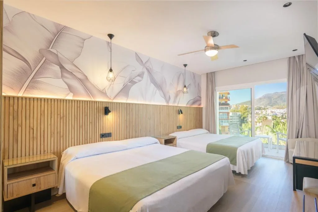Habitación Cuádruple con terraza — Hotel Parasol by Dorobe