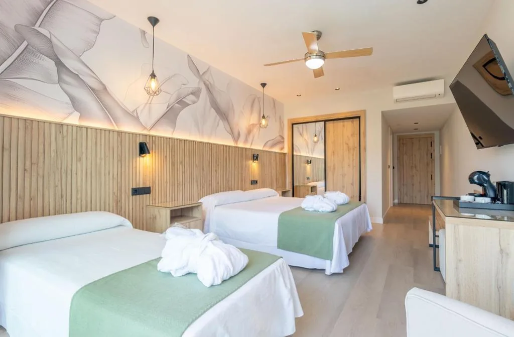Habitación Familiar Superior — Hotel Parasol by Dorobe