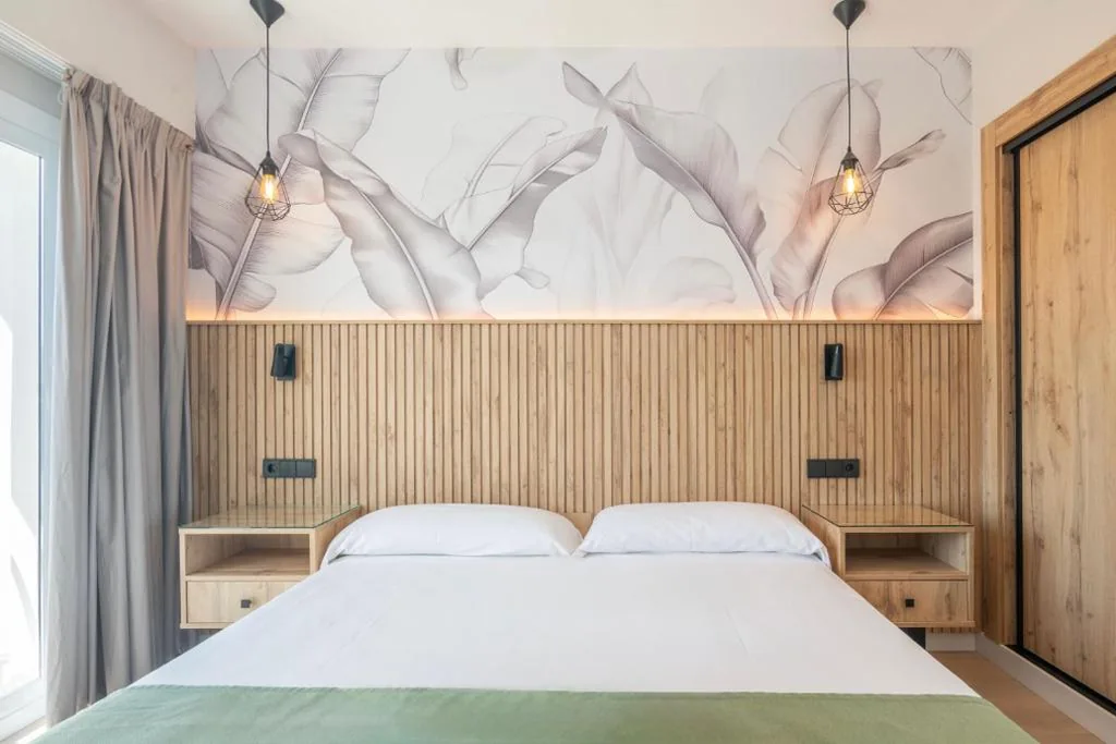 Habitación Superior con cama extragrande — Hotel Parasol by Dorobe