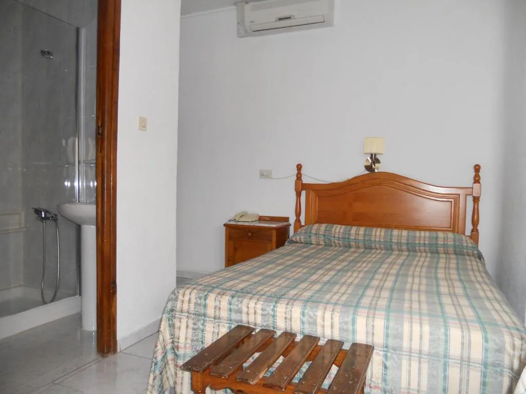Single Room — Hotel Paris