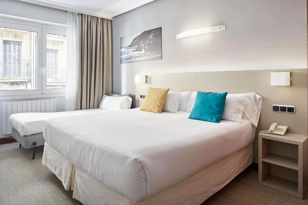 Tweepersoonskamer met uitzicht op de stad en parkeergelegenheid — Hotel Parma