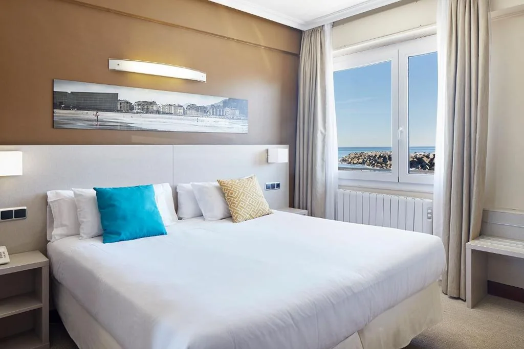 Tweepersoonskamer met uitzicht op zee – 1 of 2 bedden — Hotel Parma