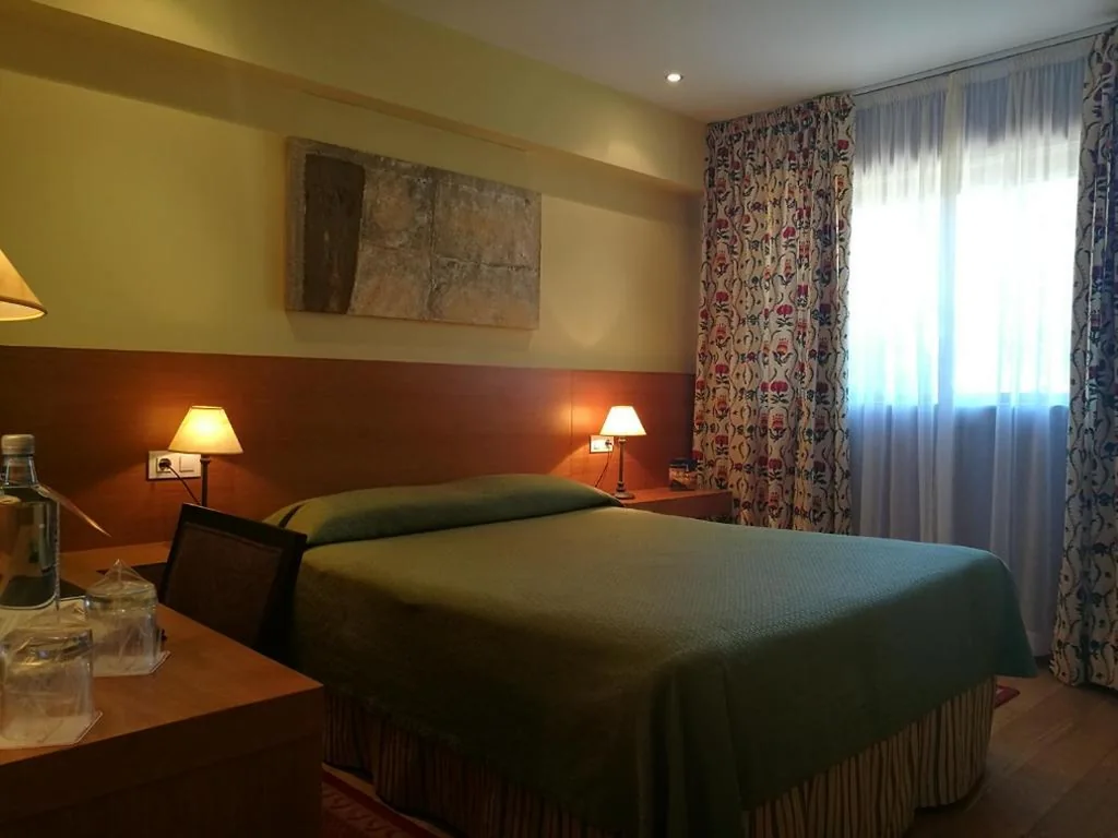 Habitación Doble Estándar — Hotel Pazo de Lestrove by Pousadas de Compostela