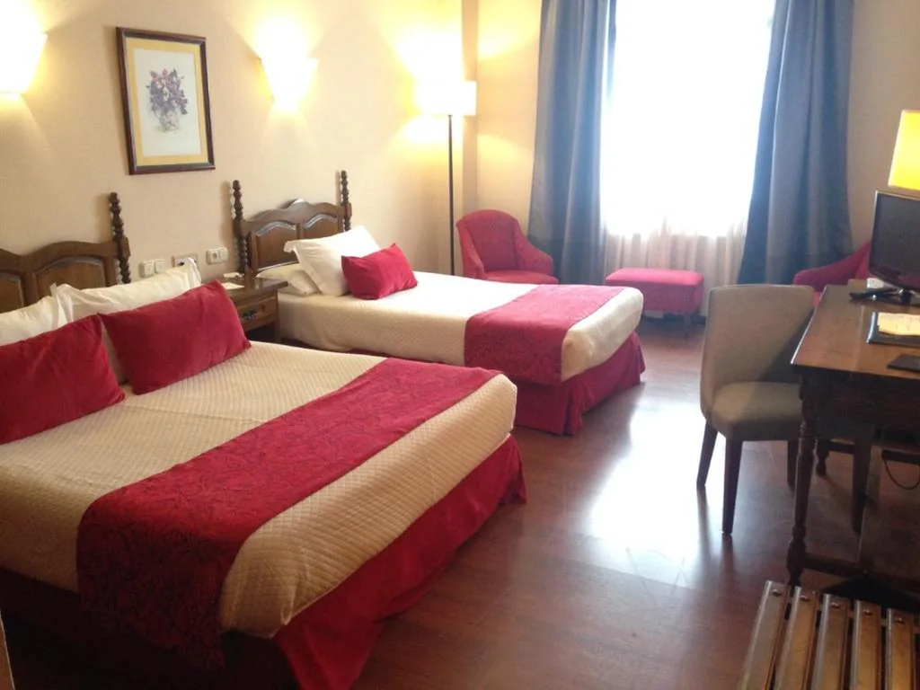 Quarto Duplo com cama extra (2 adultos + 1 criança) — Hotel Pazo O Rial