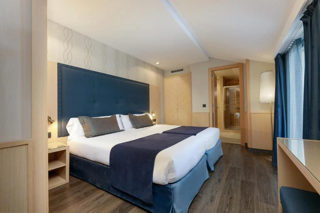 Vierbettzimmer mit Terrasse — Hotel Pedro I de Aragón 4 Sup