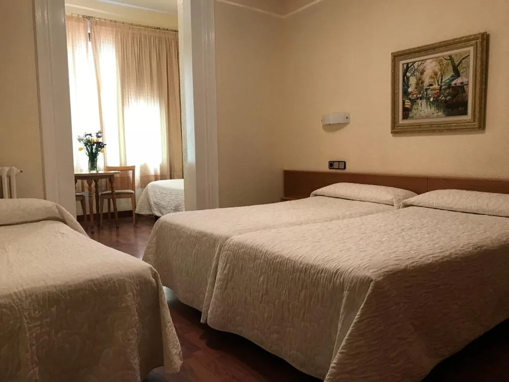 Habitación cuádruple — Hotel Pelayo