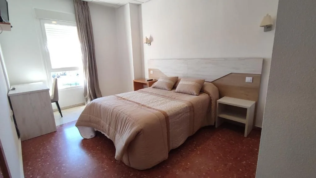 Habitación con cama grande — Hotel Peña Cruz