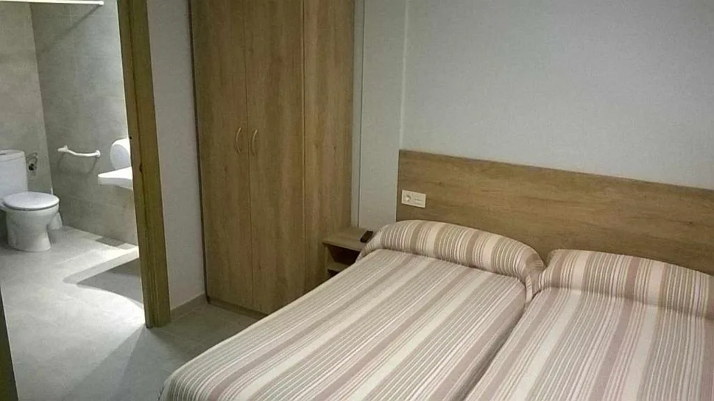 Quarto Duplo Adaptado para Pessoas com Deficiência - 2 camas — Hotel-Pension BORJA