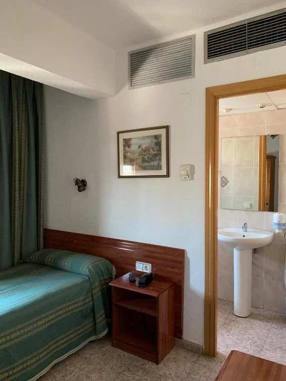 Eenpersoonskamer met eigen badkamer — Hotel Pepa