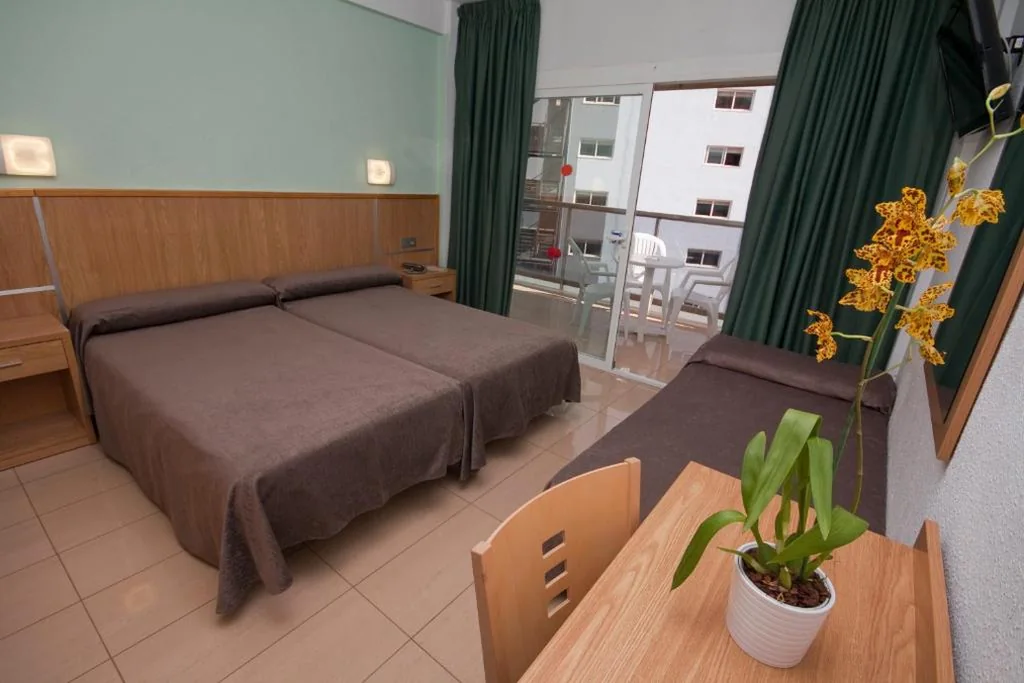 Double Room with Extra Bed - 2 Beds — Hotel Perla