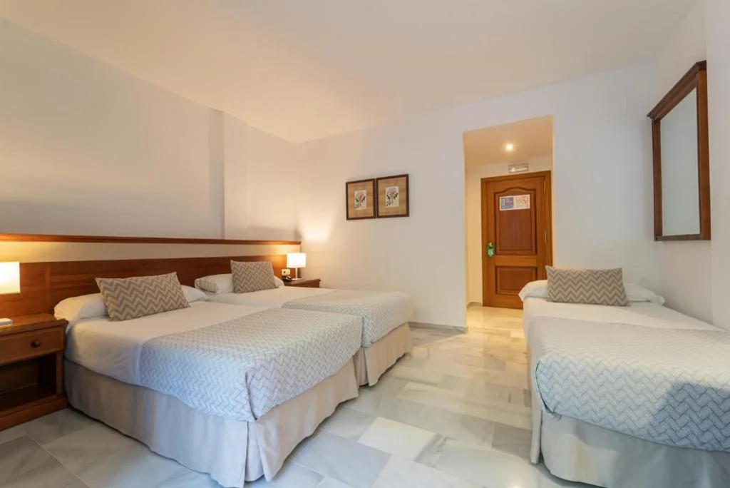Habitación Triple con terraza — Hotel Piedra Paloma by Croma