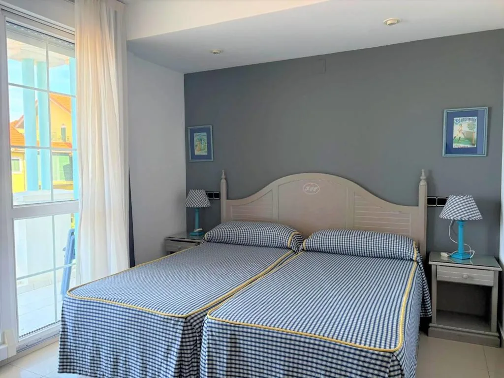 Habitación Doble con vista parcial al mar - 2 camas — Hotel Pineda Playa