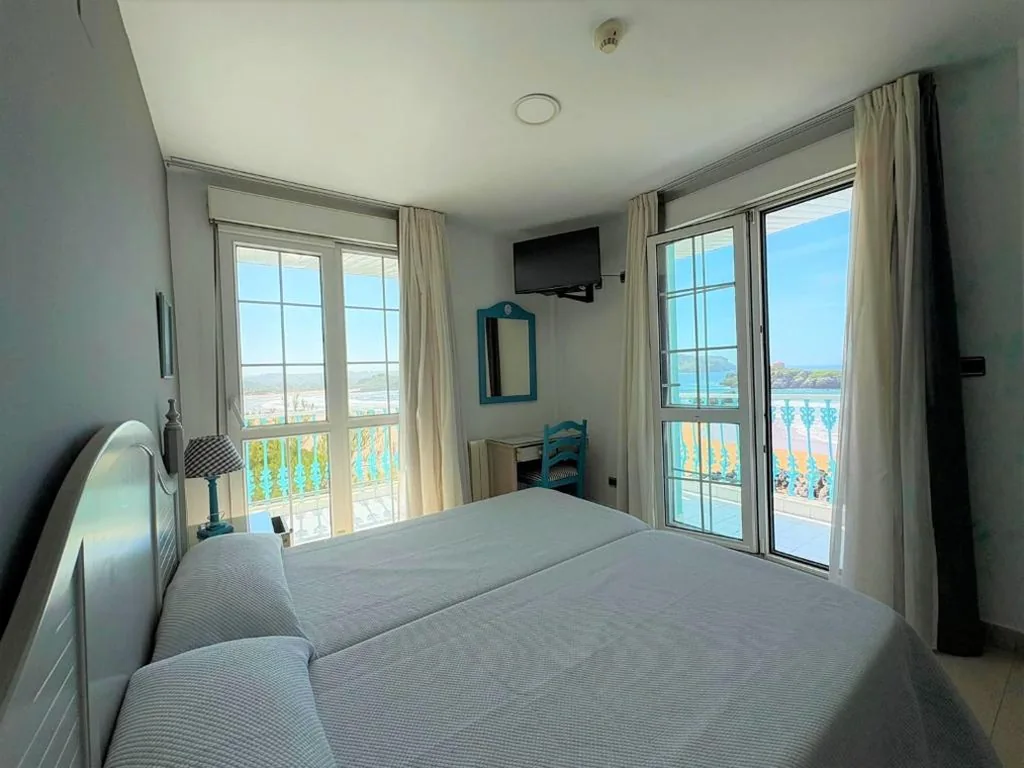 Habitación Doble con vistas frontales al mar y balcón — Hotel Pineda Playa