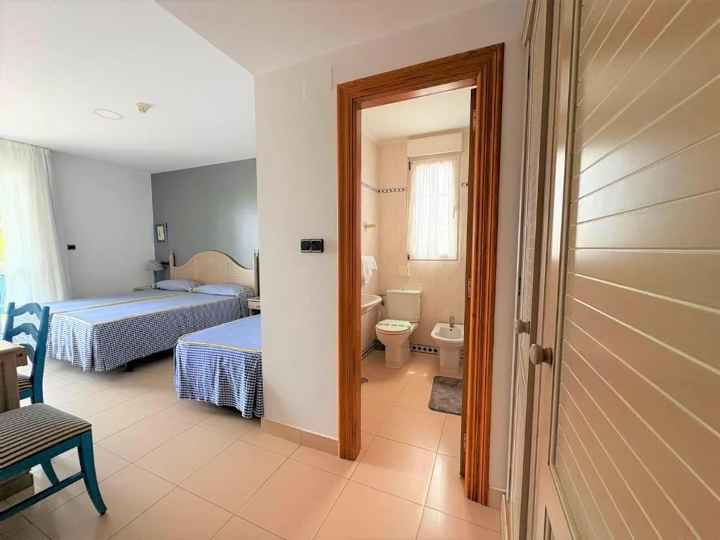 Habitación Triple con vistas al mar — Hotel Pineda Playa